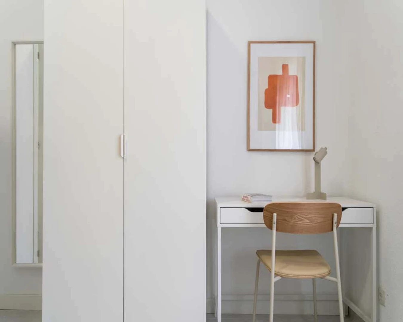Quarto de estudante em  com área de estudo e instalações partilhadas