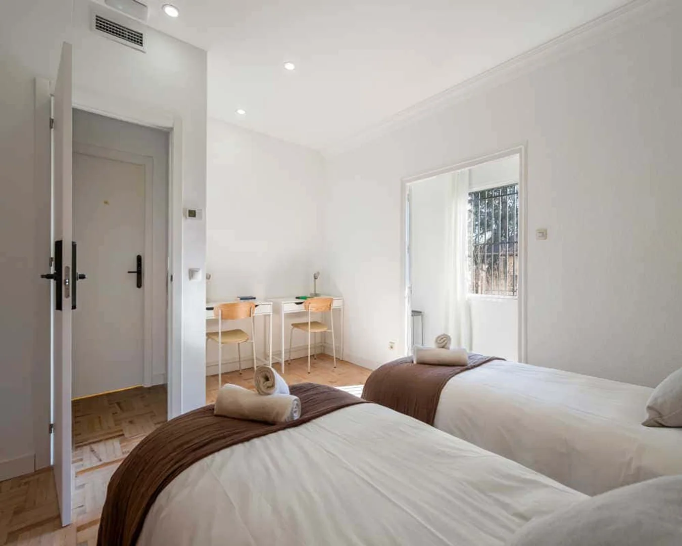 Quarto acessível para estudantes com iluminação ampla em 