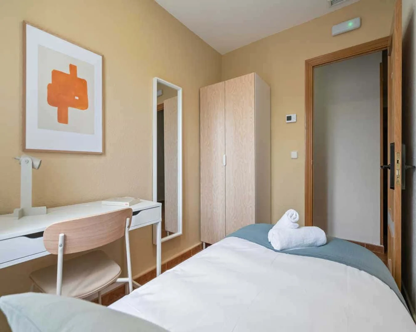 Quarto de estudante confortável e espaçoso em 