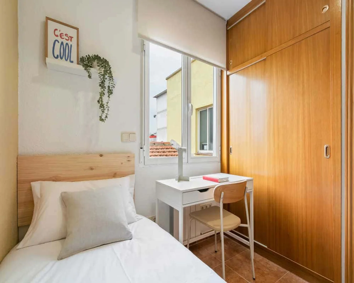 Quarto para alugar em apartamento de estudantes em , totalmente mobilado