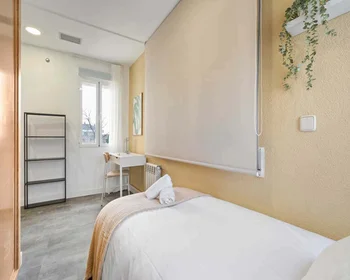 Quarto privado em C. de Triana, 61, Chamartín, 28016 Madrid, Spain, imagem 1 de 49