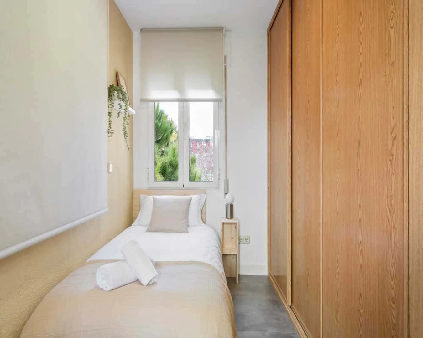 Quarto de estudante em  com área de estudo e instalações partilhadas