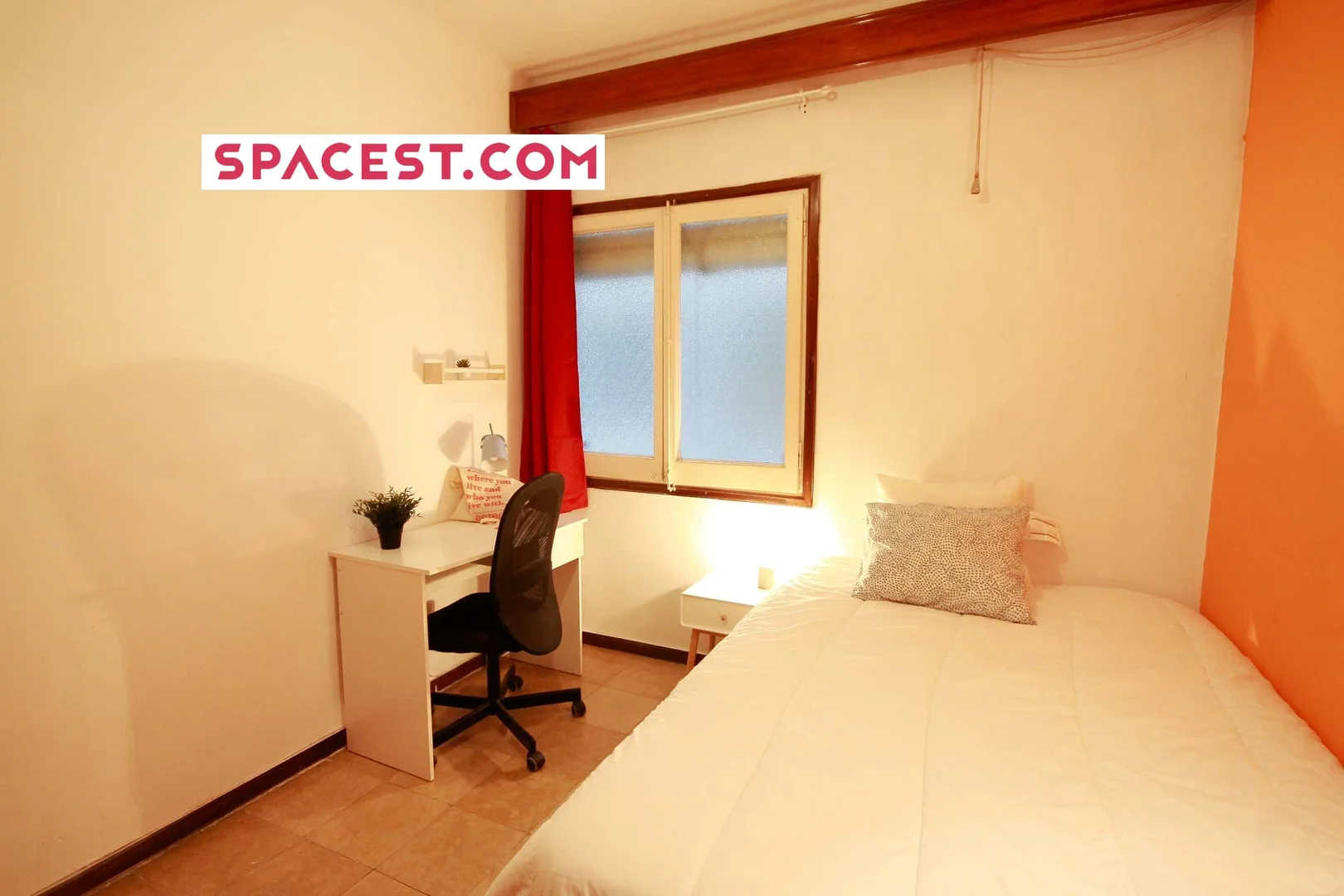 Comfortable and spacious student room in 