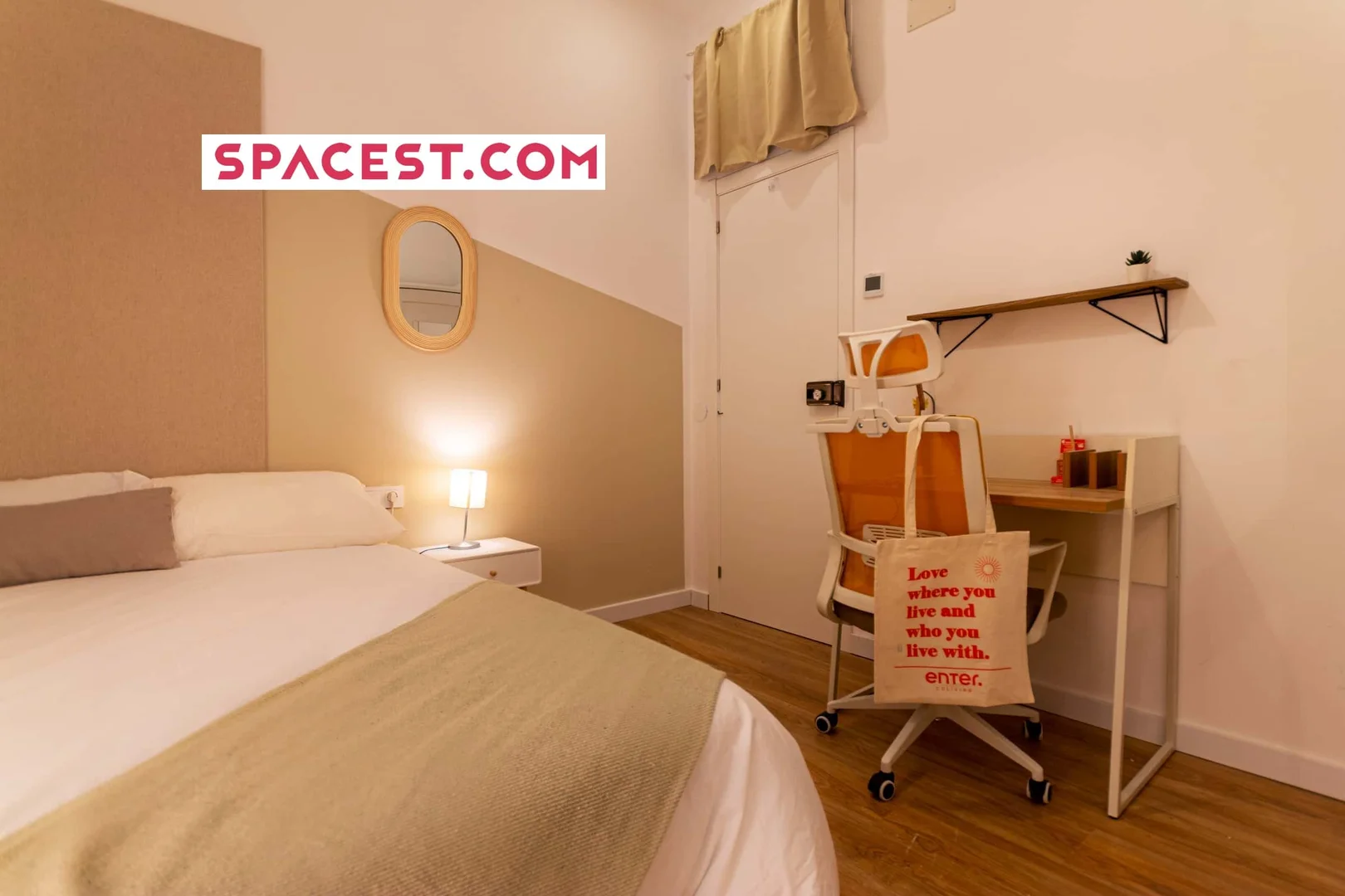 Bright and airy student room with easy university access in 