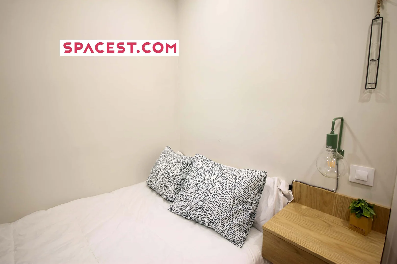 Functional student room perfect for studying in 