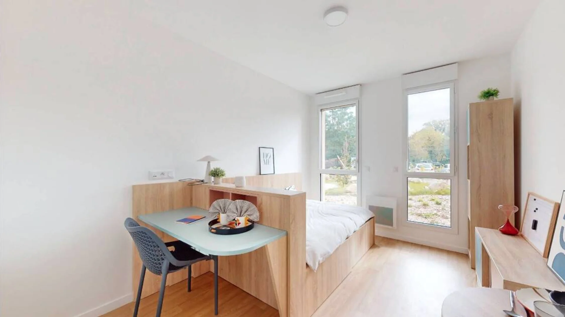 Chambre d'étudiant à  avec espace d'étude et installations communes