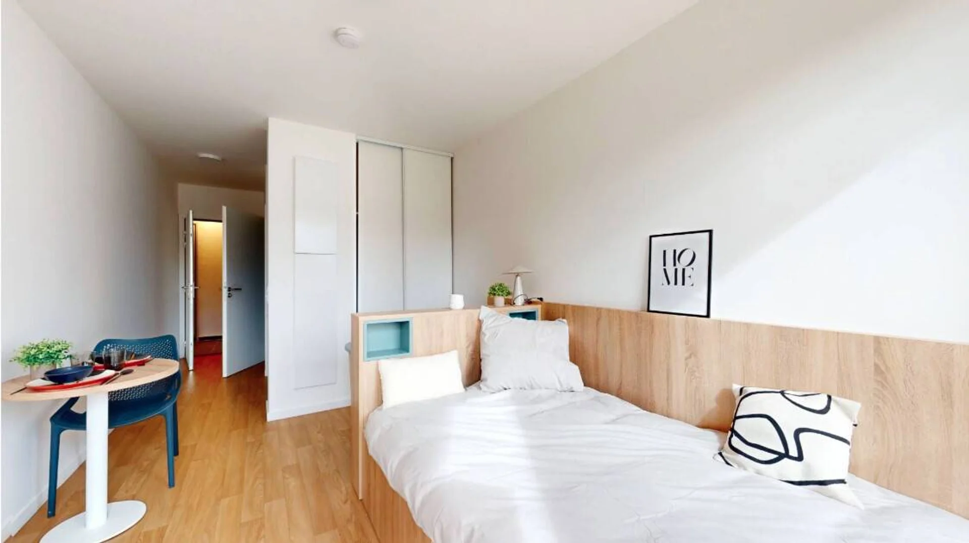 Chambre d'étudiant à  avec espace d'étude et installations communes