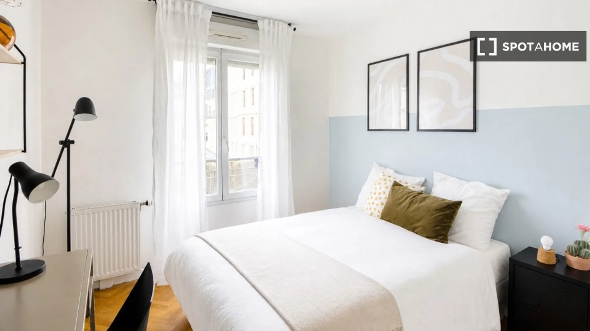 Chambre d'étudiant à  avec espace d'étude et installations communes
