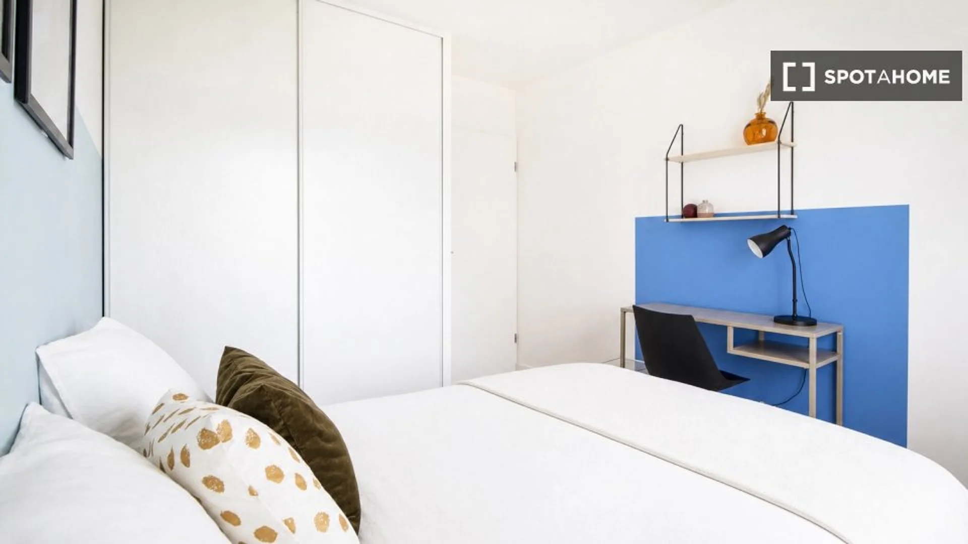Chambre d'étudiant à  avec espace d'étude et installations communes