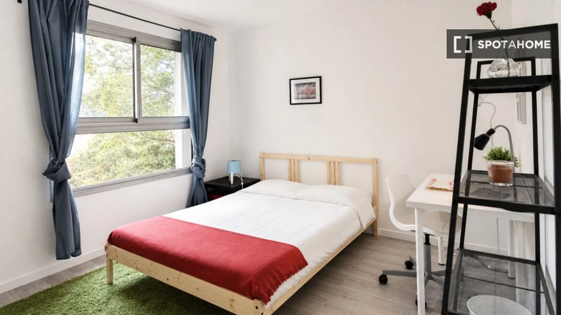 Habitación estudiantil funcional perfecta para estudiar en