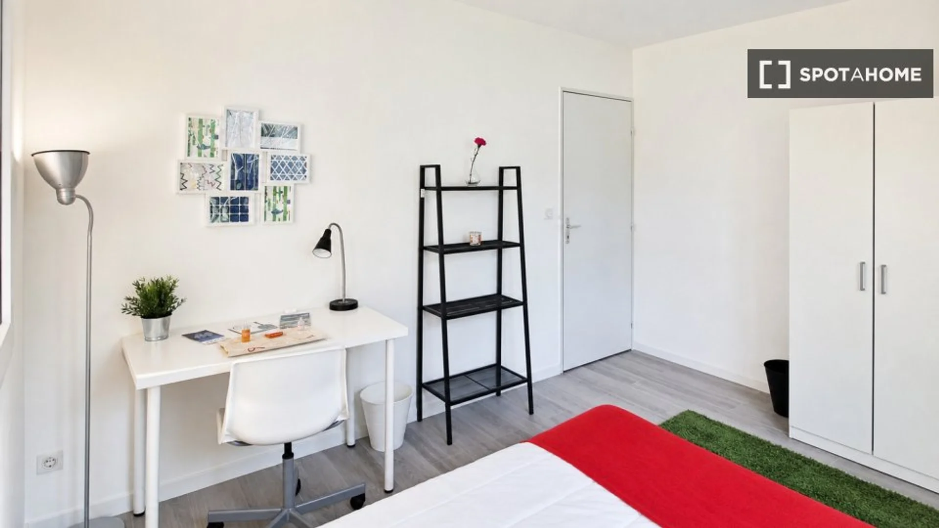 Habitación estudiantil luminosa y aireada con fácil acceso a la universidad en