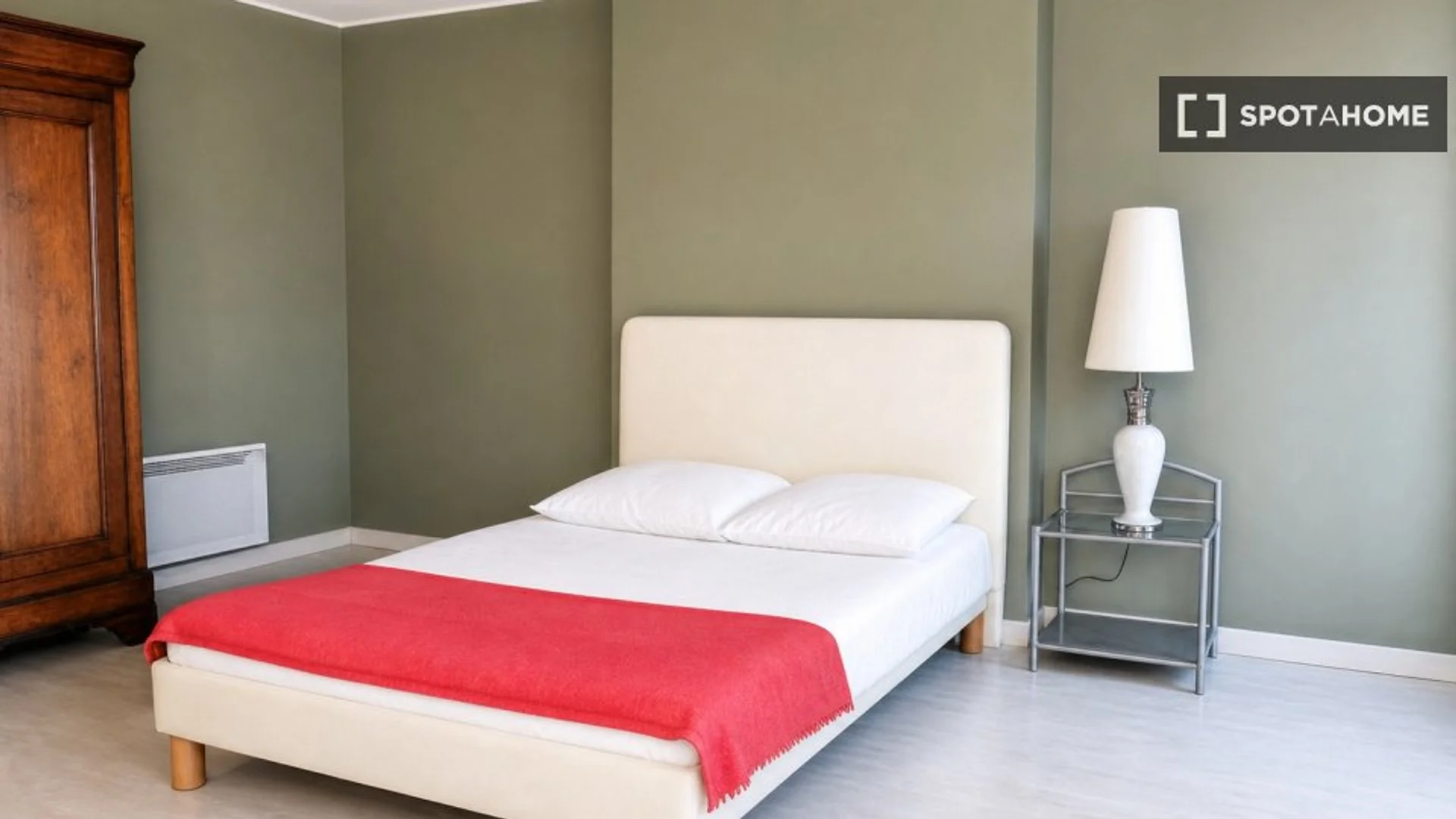 Chambre abordable pour les étudiants avec un bon éclairage dans 