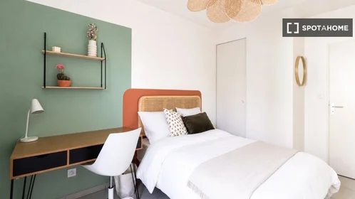 Private room at Cours Emile Zola, image 16 of 19
