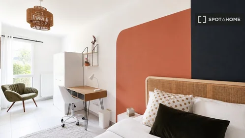 Private room at Cours Emile Zola, image 3 of 19