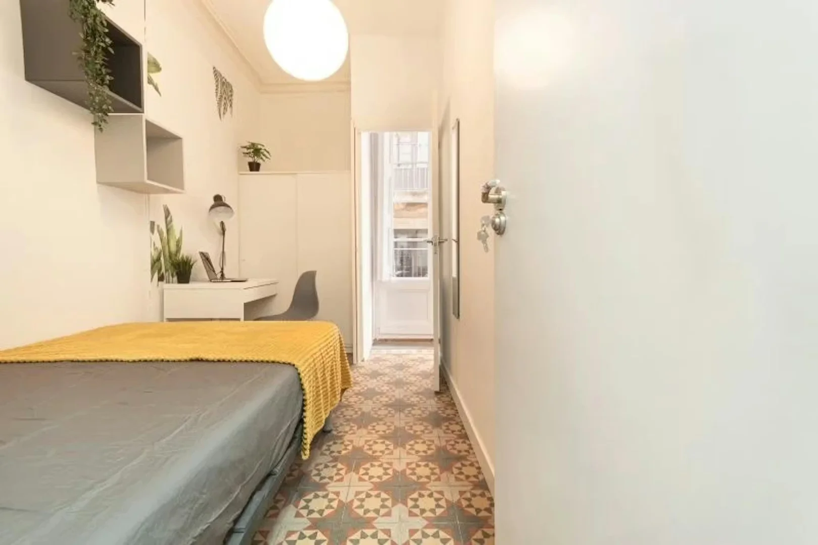 Funktionelles Studentenzimmer perfekt zum Studieren in 