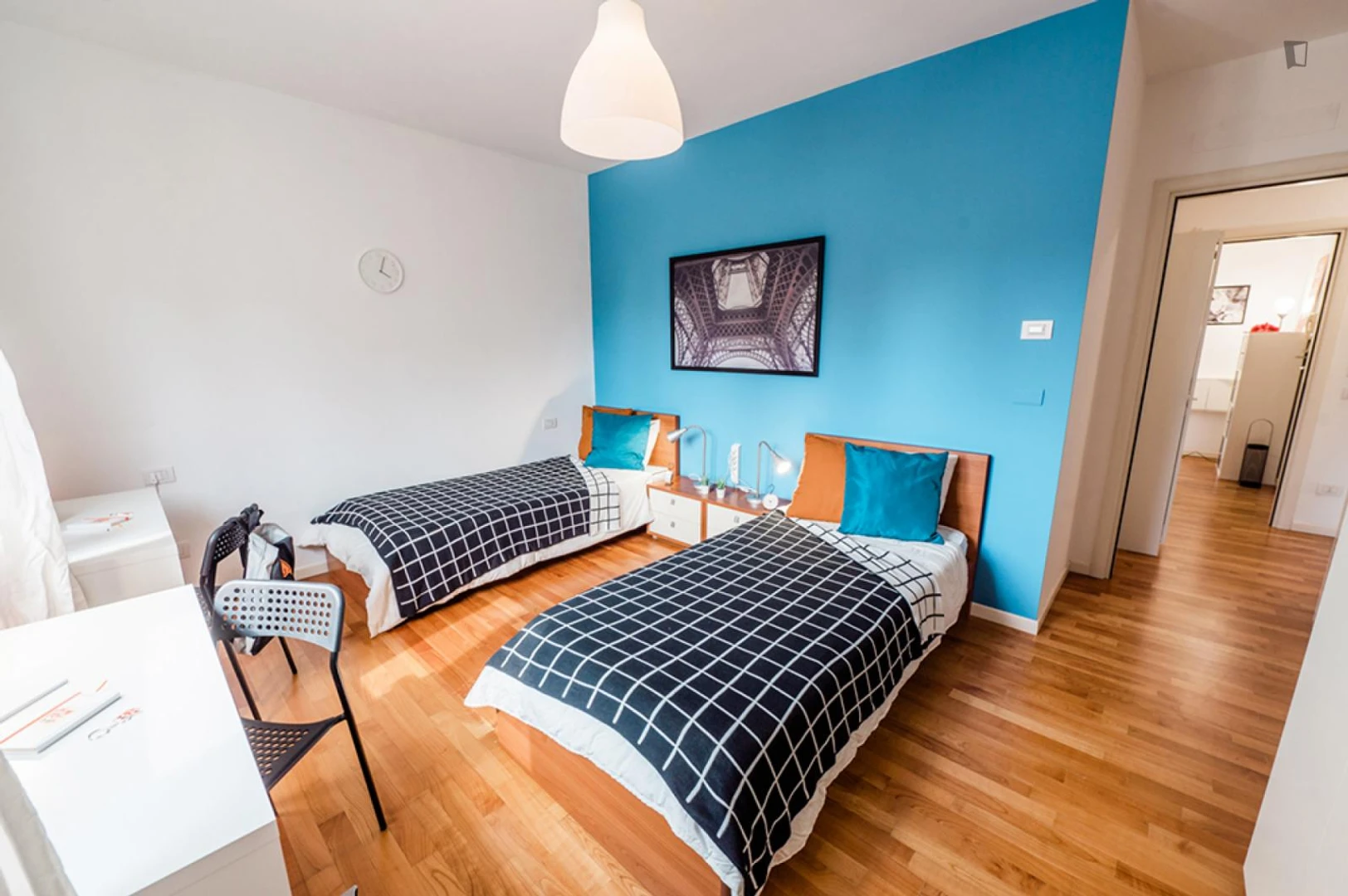 Quarto acessível para estudantes com iluminação ampla em