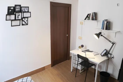 Privatzimmer in der Via Enrico Pessina, bild 2 von 12