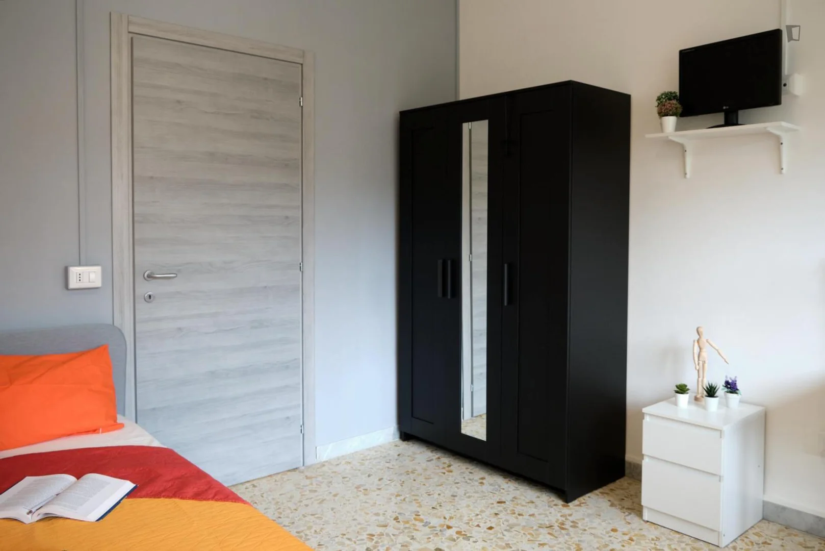 Funktionelles Studentenzimmer perfekt zum Studieren in