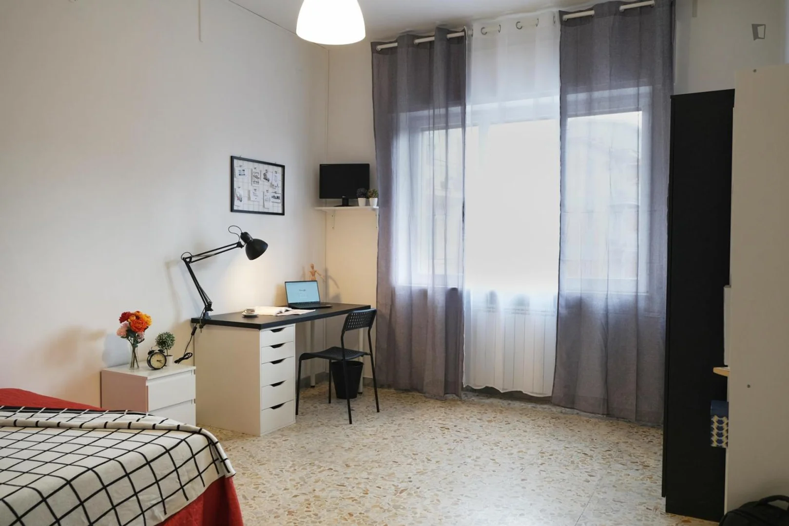 Chambre confortable pour étudiants disponible dans 