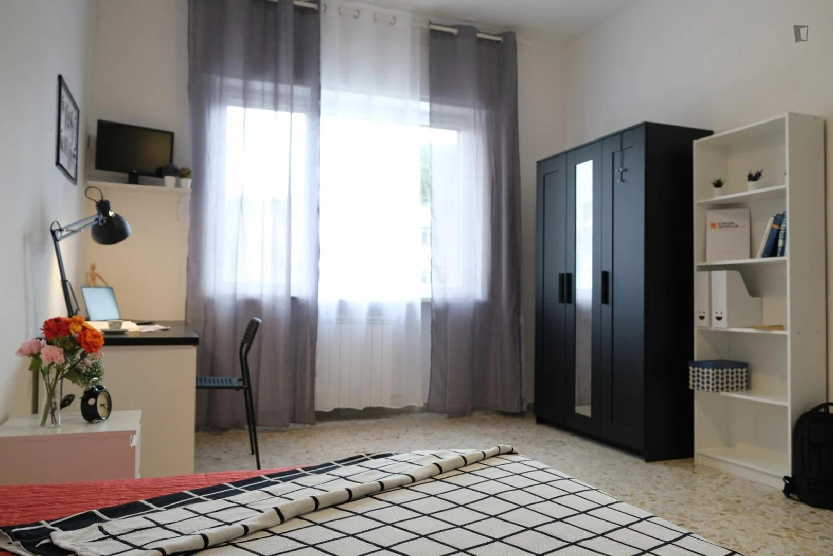 Chambre d'étudiant à  avec espace d'étude et installations communes