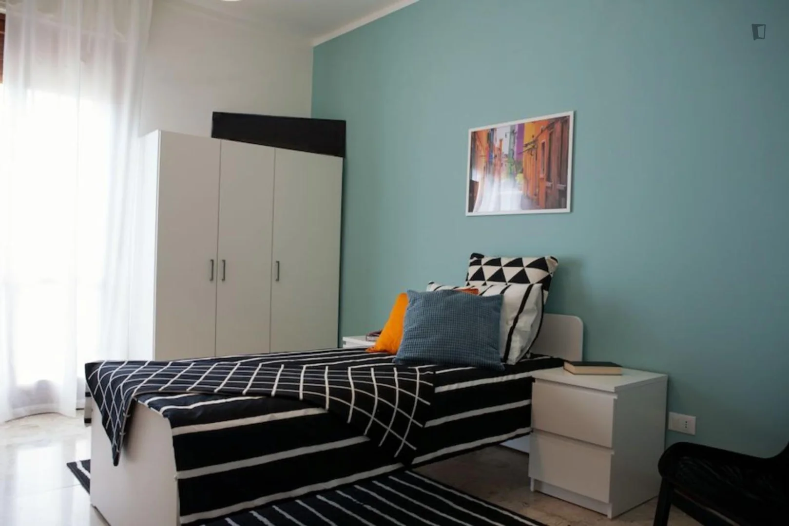Habitación estudiantil luminosa y aireada con fácil acceso a la universidad en 