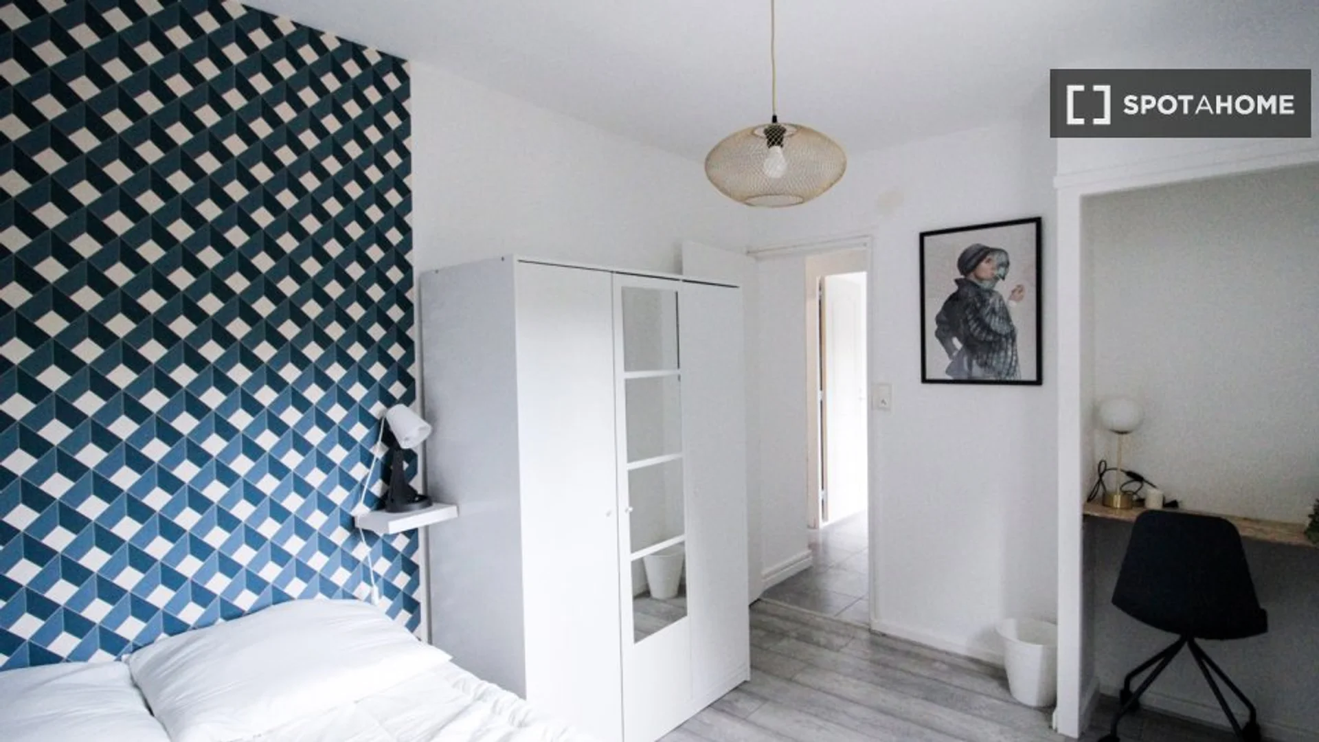 Bright and airy student room with easy university access in 