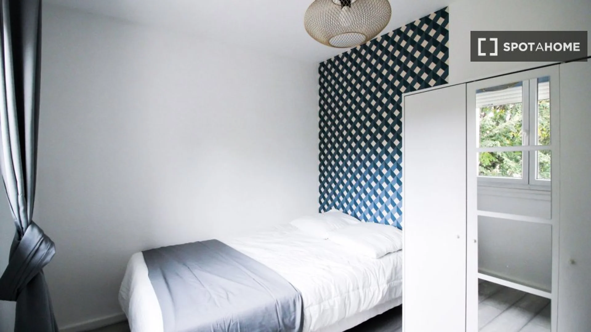 Functional student room perfect for studying in 