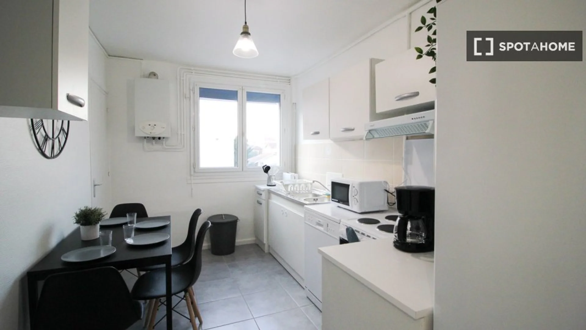 Economical student room with convenient location in 