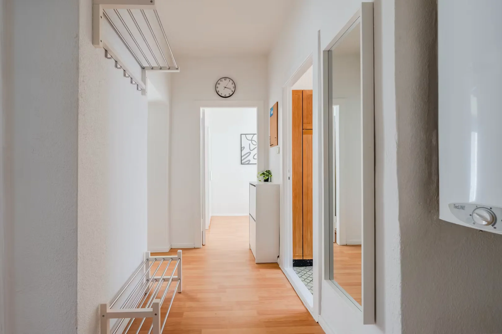 Studentenzimmer in mit Arbeitsbereich und Gemeinschaftseinrichtungen