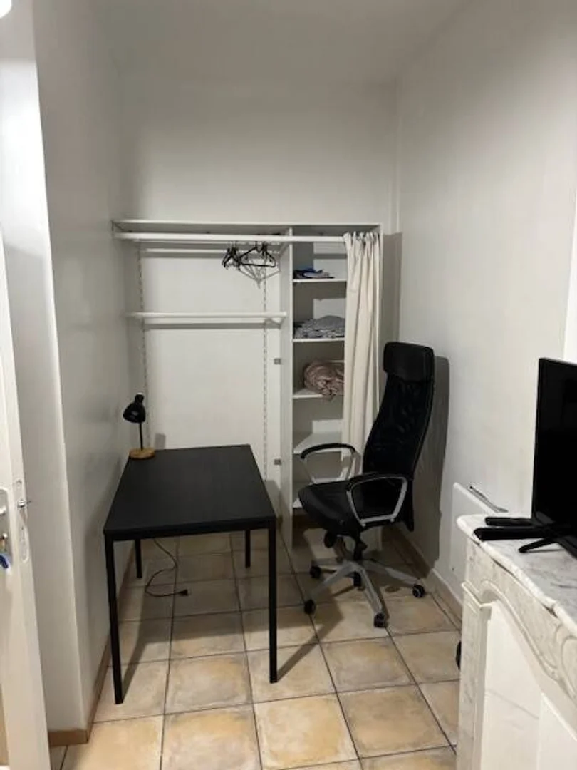 Student-friendly room in  with modern amenities