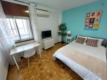 Quarto para alugar num apartamento partilhado em {area}