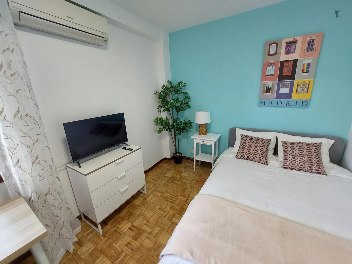 Quarto de estudante confortável e espaçoso em 