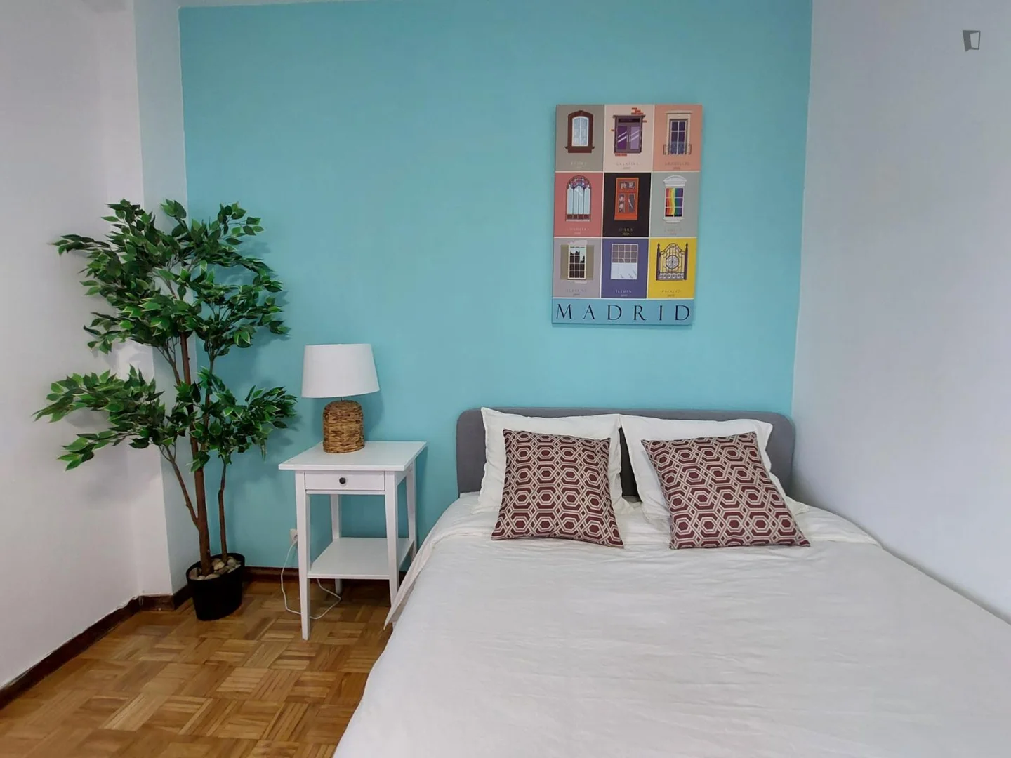 Quarto acessível para estudantes com iluminação ampla em 