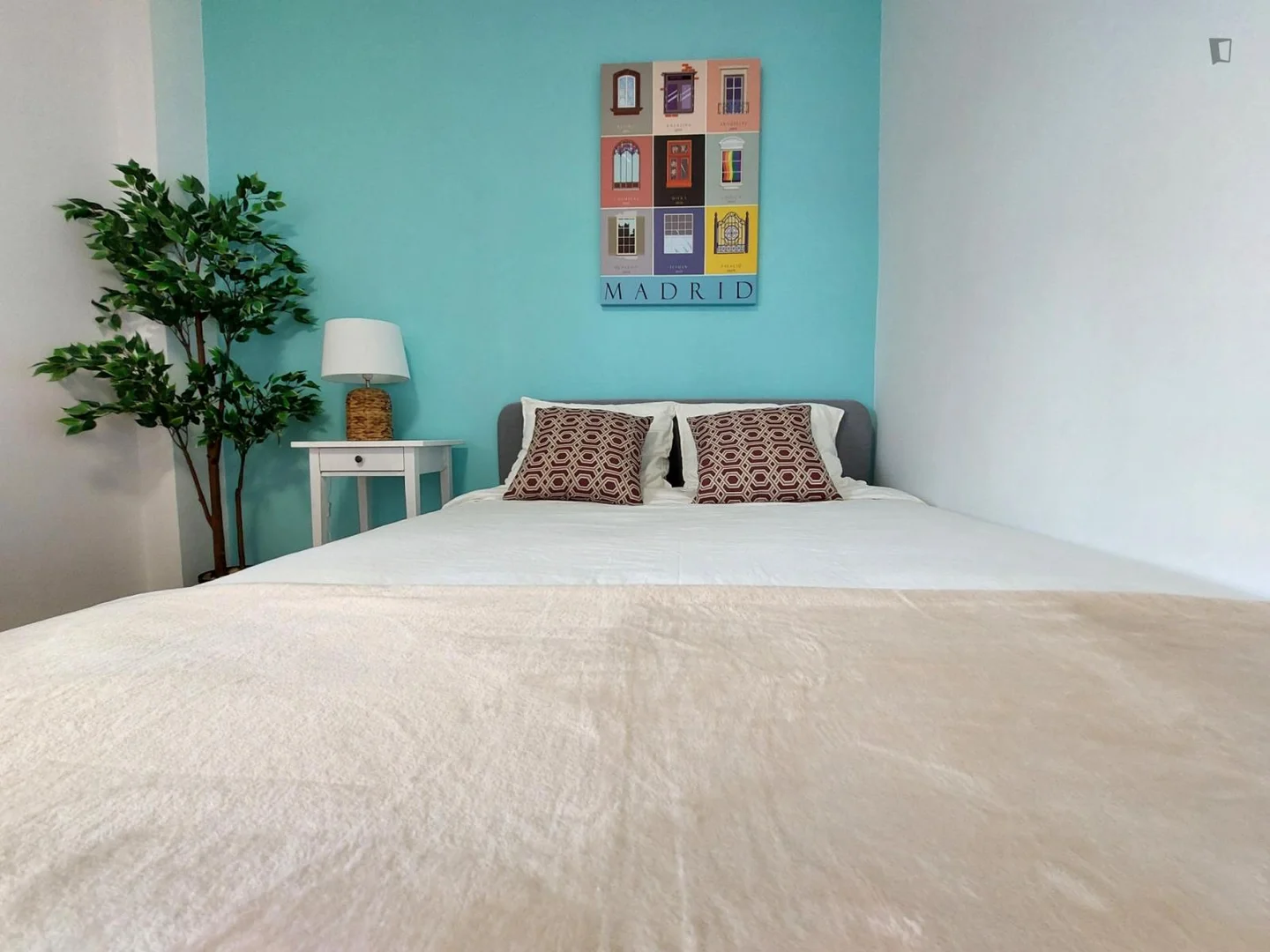 Quarto de estudante confortável e espaçoso em 