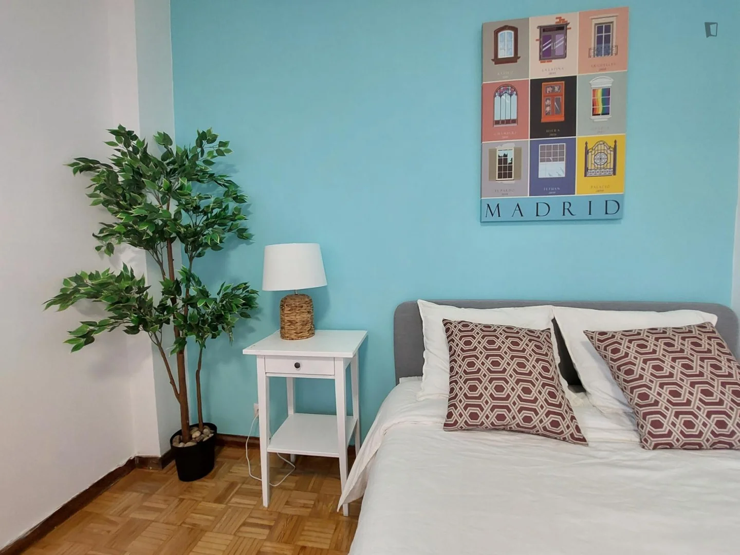Quarto acessível para estudantes com iluminação ampla em 
