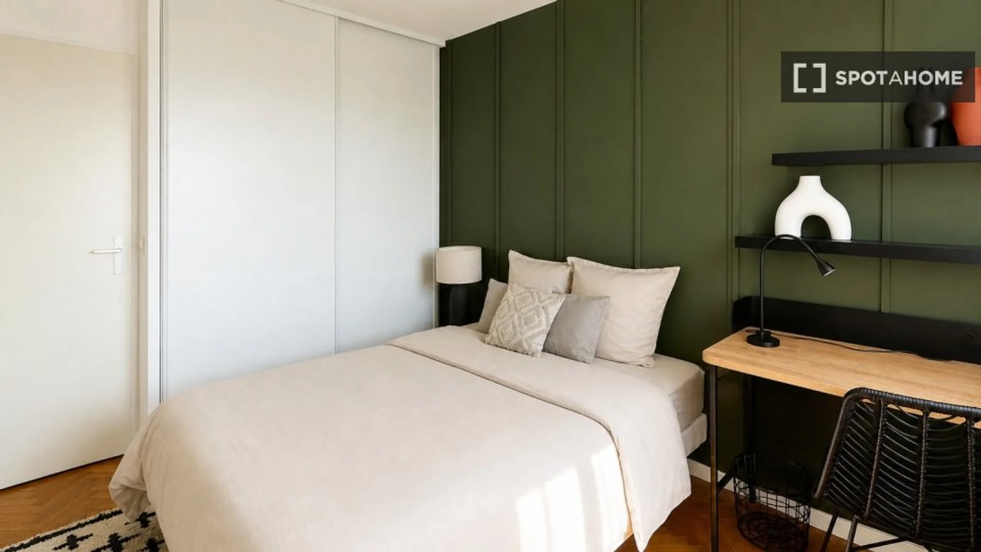 Habitación estudiantil funcional perfecta para estudiar en 