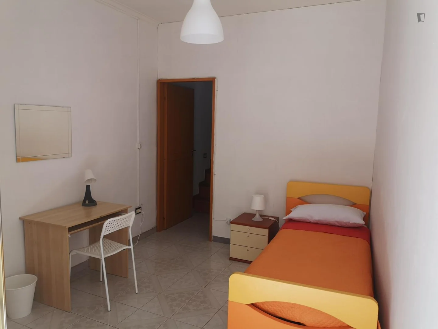 Helles und luftiges Studentenzimmer mit einfachem Zugang zur Universität in 