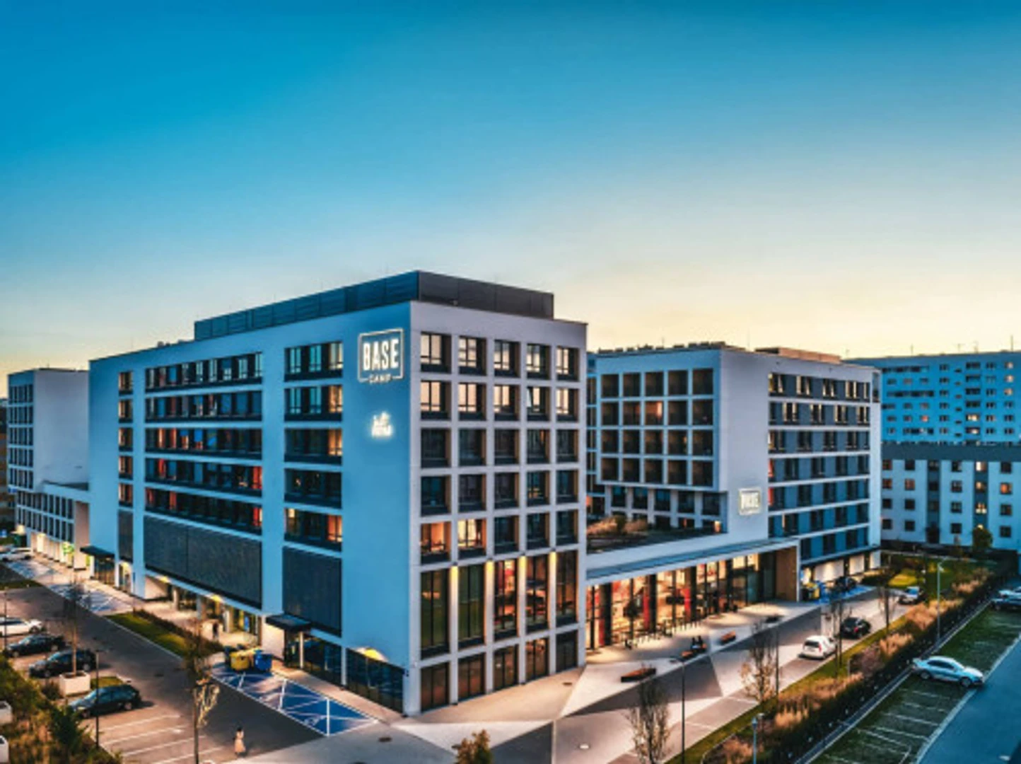 Pokój studencki w  z miejscem do nauki i wspólnymi udogodnieniami