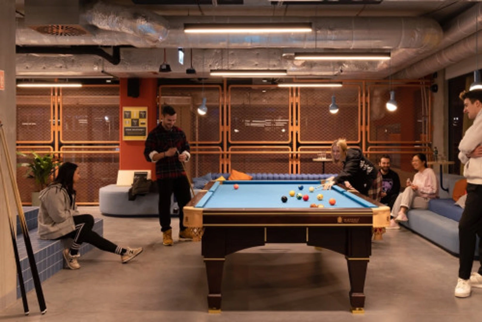 Pokój studencki w  z miejscem do nauki i wspólnymi udogodnieniami