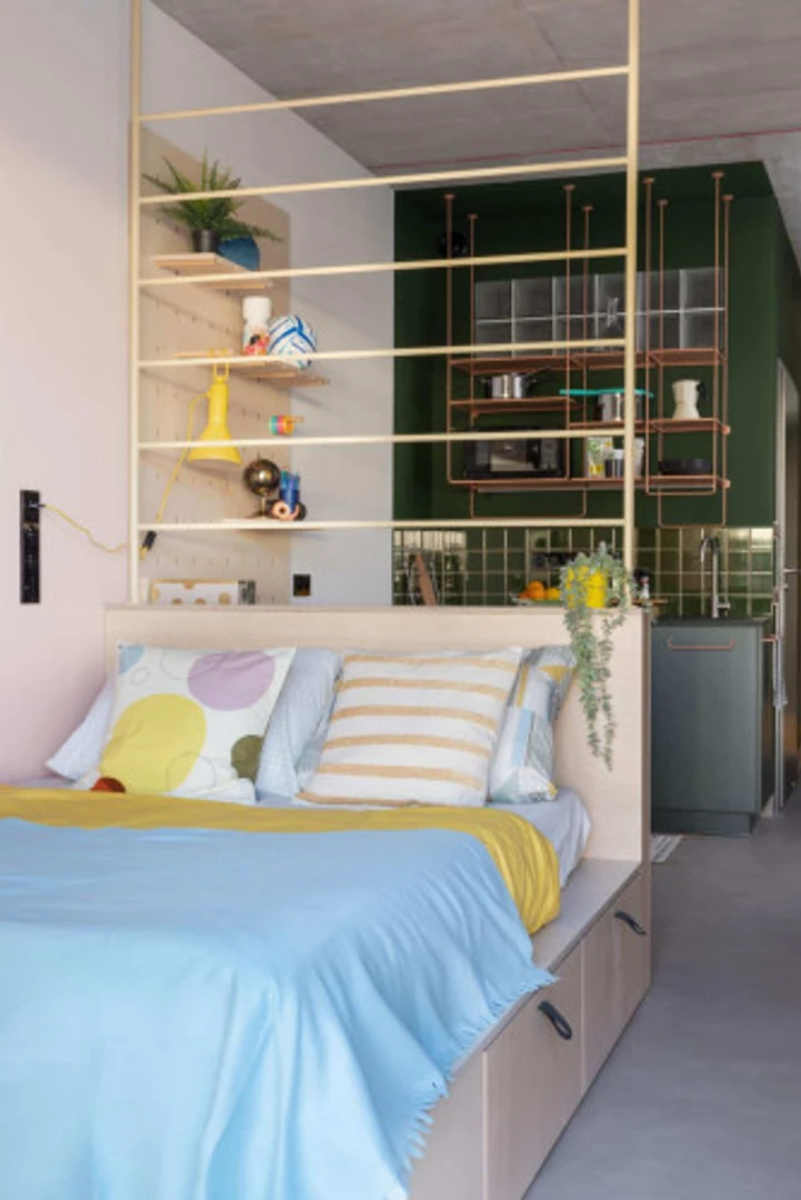 Funkcjonalny pokój studencki idealny do nauki w 