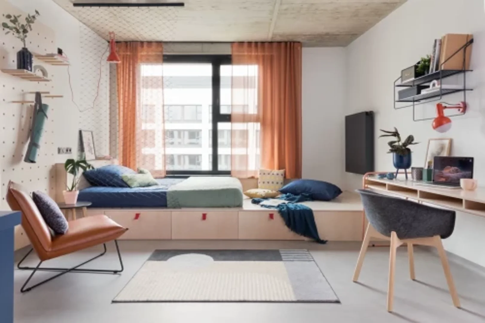 Chambre d'étudiant à  avec espace d'étude et installations communes