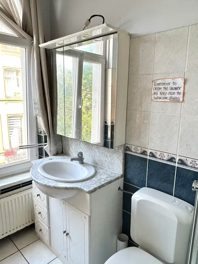 Quarto de estudante confortável e espaçoso em