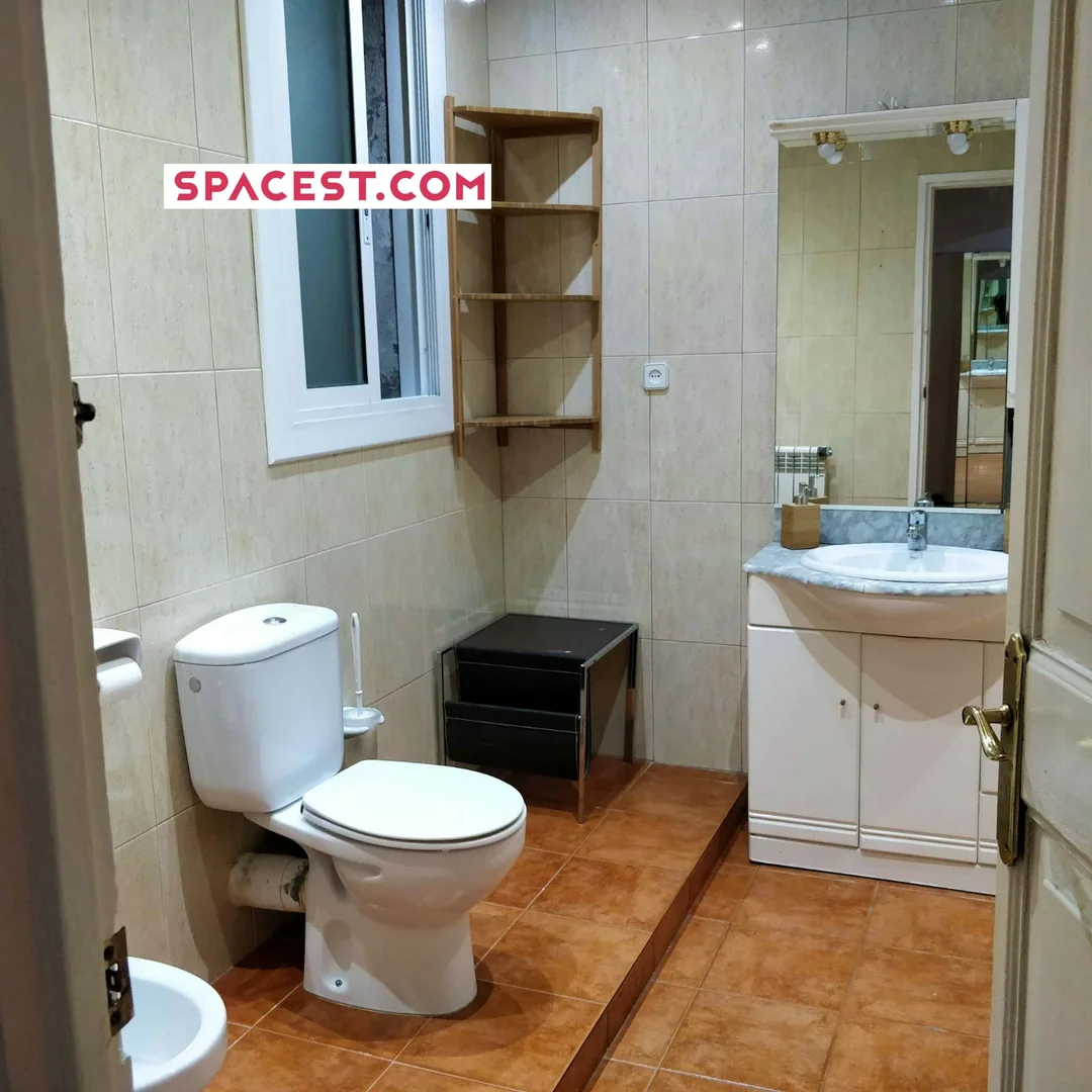 Habitación estudiantil amplia y cómoda en 