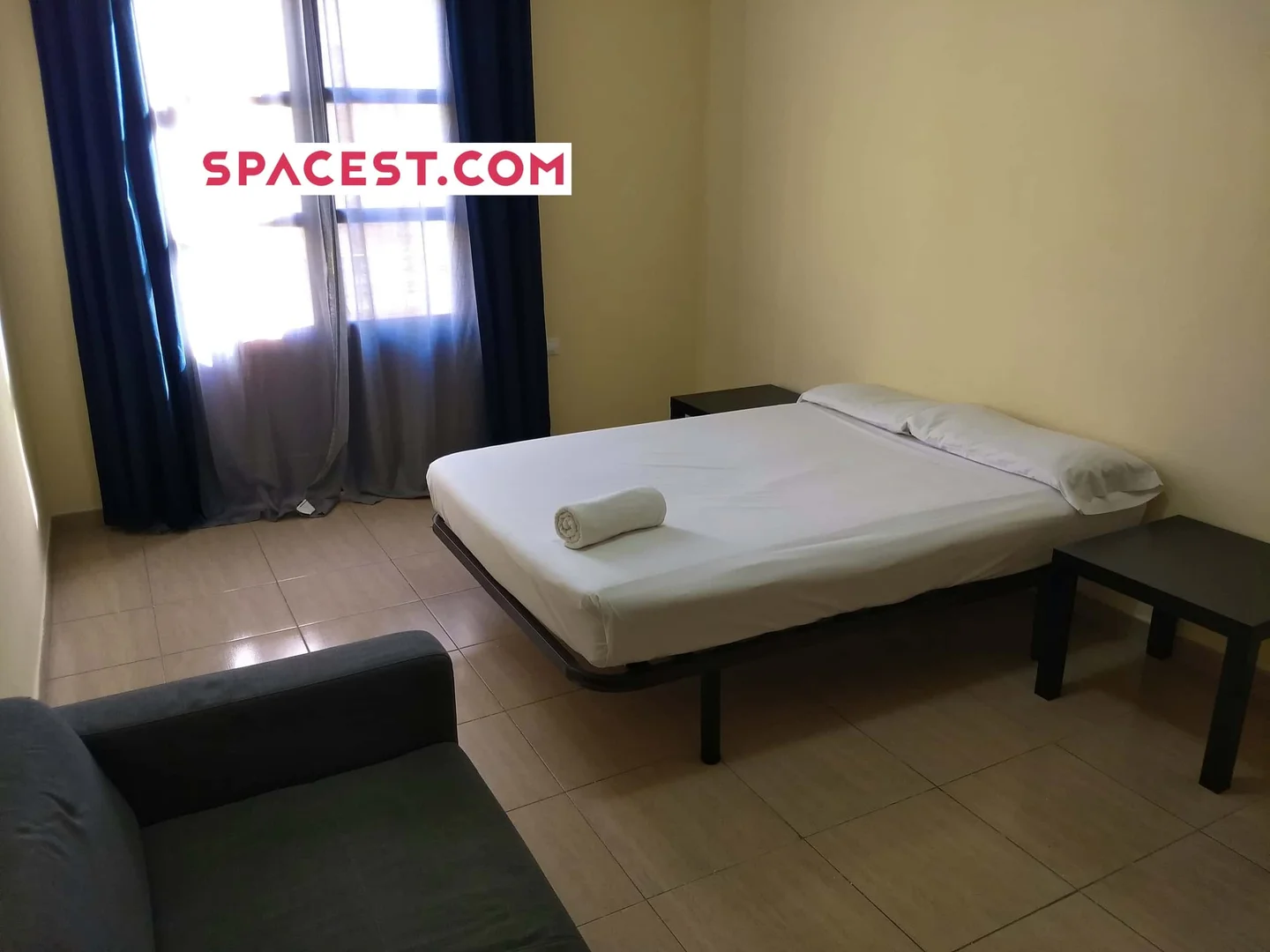 Habitación estudiantil funcional perfecta para estudiar en 