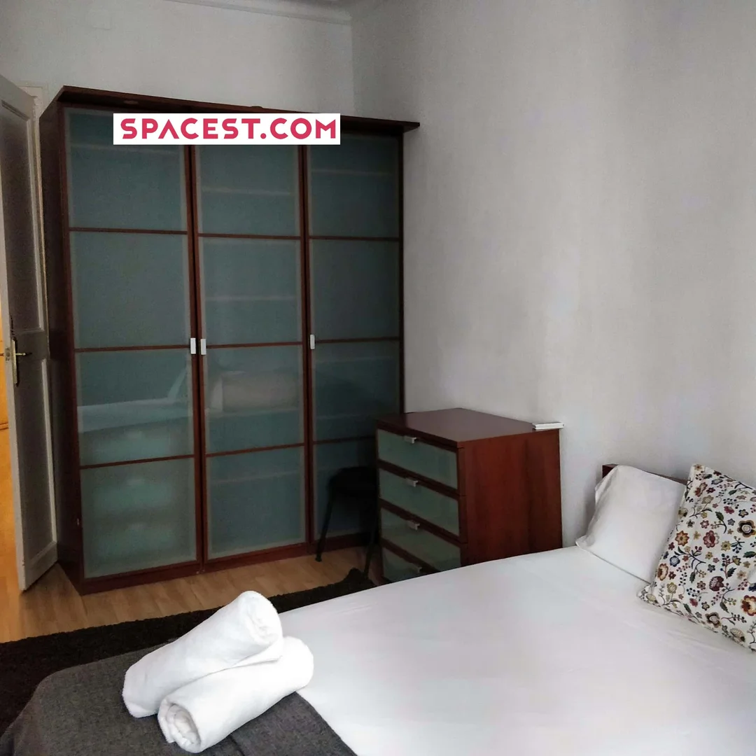 Quarto de estudante em  com área de estudo e instalações partilhadas