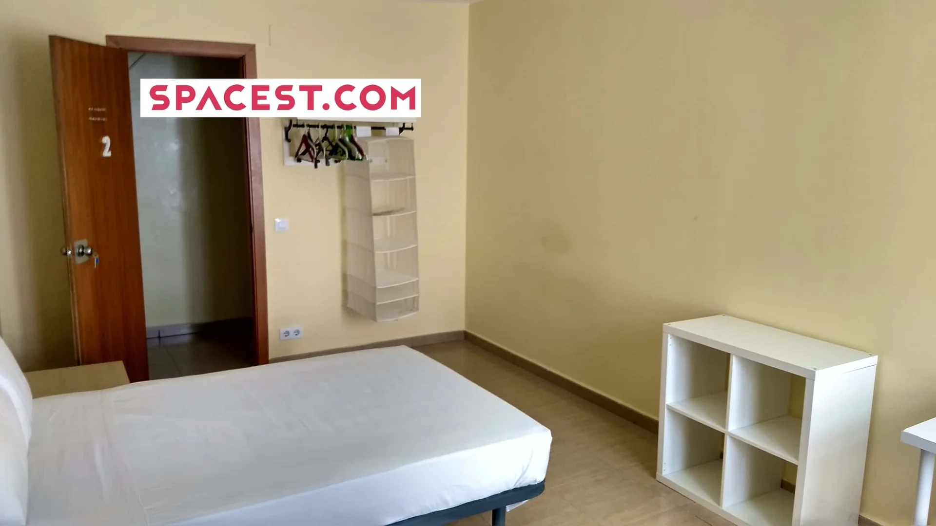 Quarto de estudante em  com área de estudo e instalações partilhadas
