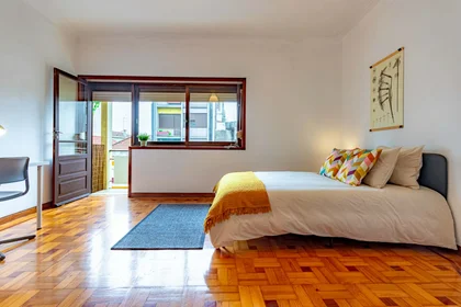 Chambre privée à Av. de Fernão de Magalhães 719, 4350-164 Porto, Portugal, image 1 de 20
