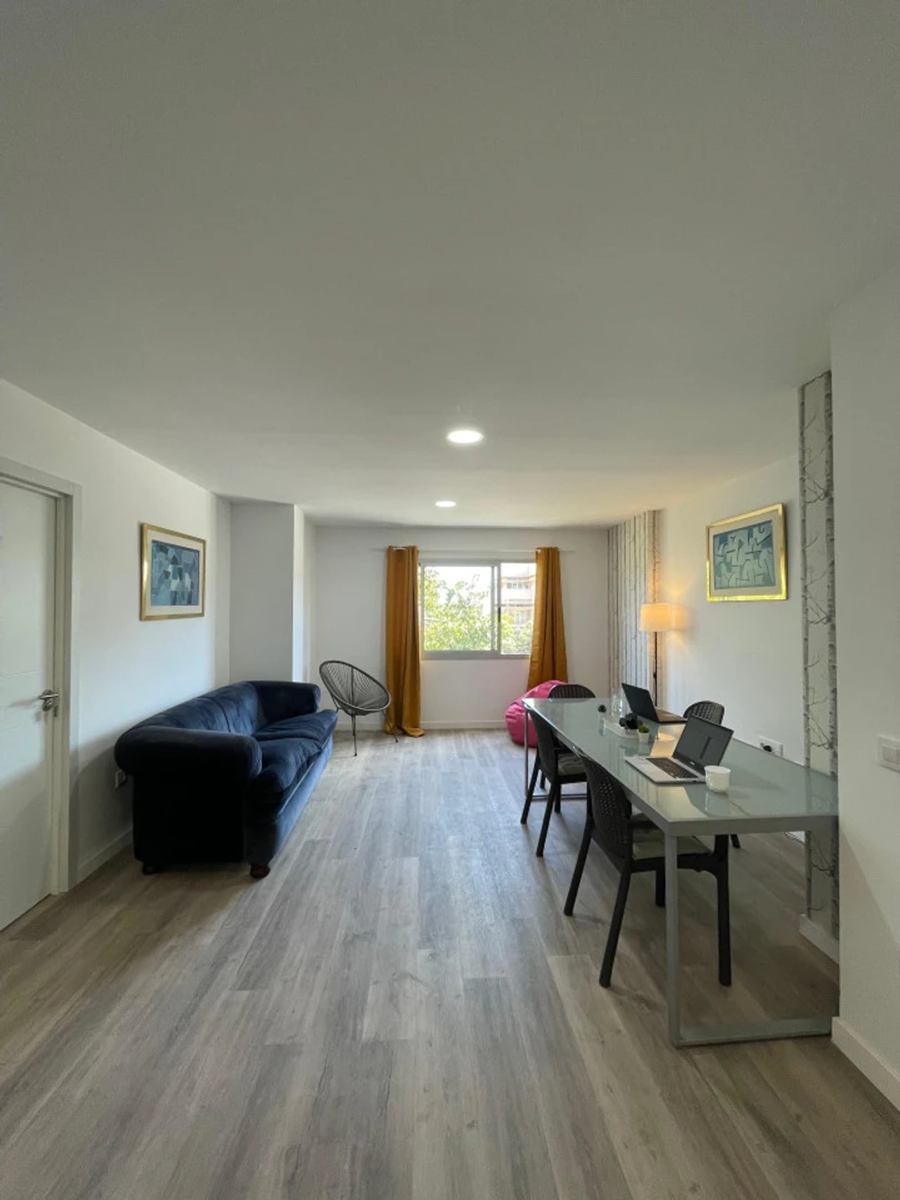Chambre d'étudiant lumineuse et aérée avec accès facile à l'université dans 