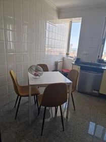 Privatzimmer in der Av. dos Congressos da Oposição Democrática, Lote 5, bild 3 von 12