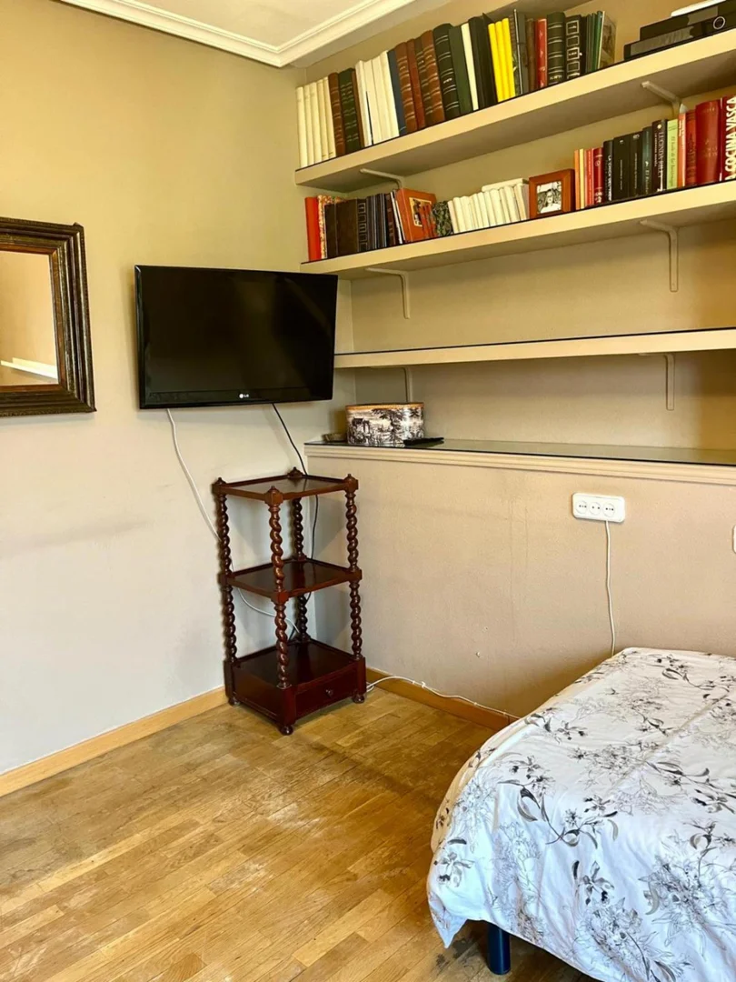 Bezahlbares Zimmer für Studenten mit ausreichender Beleuchtung in 